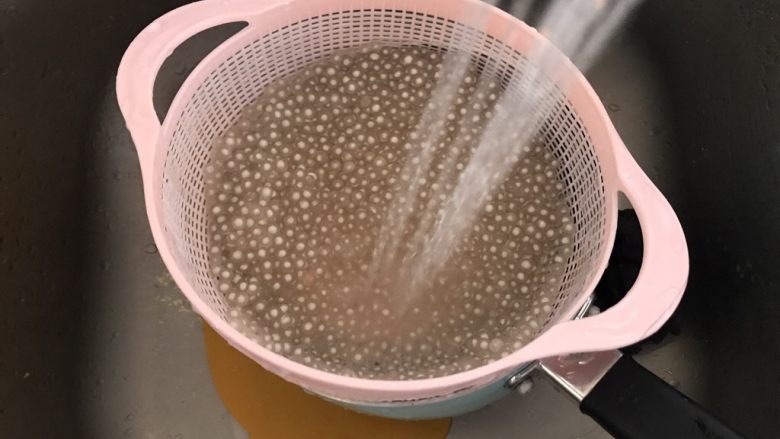 杨枝甘露,西米煮至汤浓稠,过滤掉热水,冷水冲洗一遍至手温