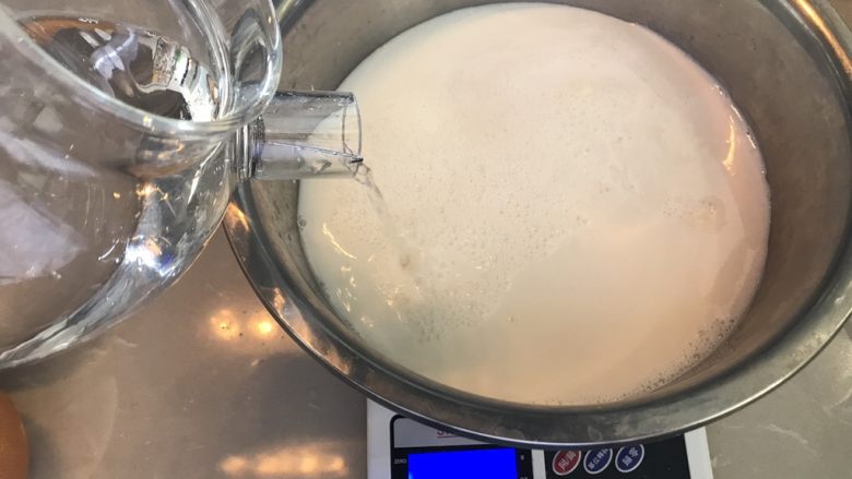 杨枝甘露,再加入800g水搅匀,椰汁就调好啦