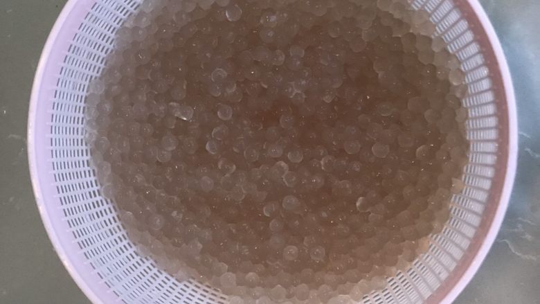 杨枝甘露,西米煮至完全透明无白点状态,凉水冲洗干净,直到西米完全凉