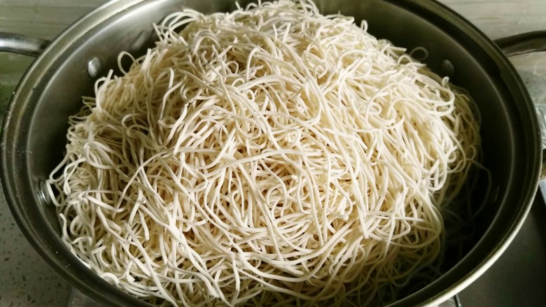 豆角焖面。,面条抖散。放入蒸锅十分钟。