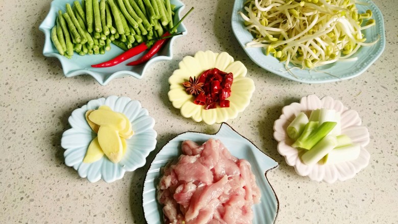 豆角焖面。,洗净切好。
