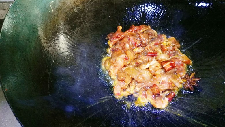 豆角焖面。,放入腌制后的里脊肉进行翻炒,翻炒的过程中烹入<a style='color:red;display:inline-block;' href='/shicai/ 718'>料酒</a>。炒至肉变色就行。
