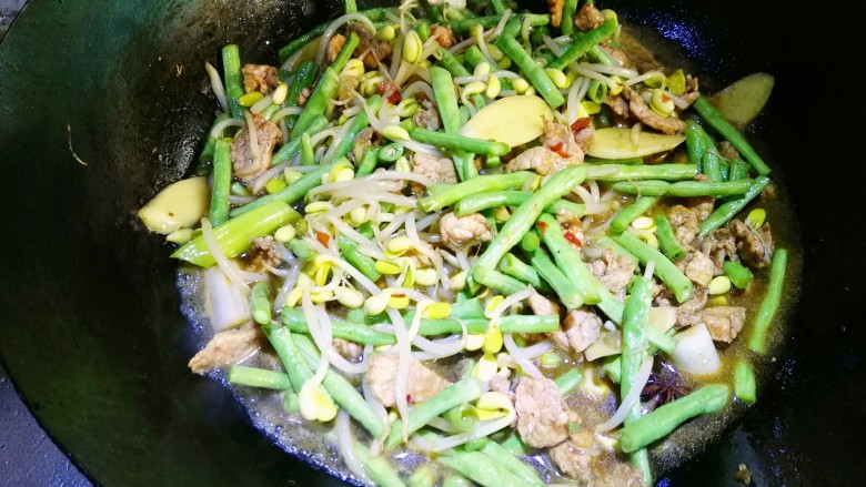 豆角焖面。,添水,水量不要没过菜,水量在菜的三分之二处就行。然后进行调味,可以放点老抽,因为腌肉的时候放的有盐和豆瓣酱,少量的放一点盐就行。