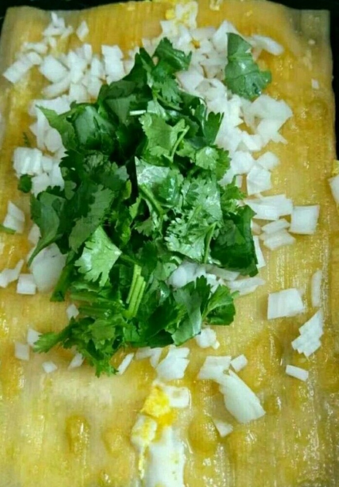 烤冷面,撒入香菜末,不喜欢吃香菜的也可以用生菜