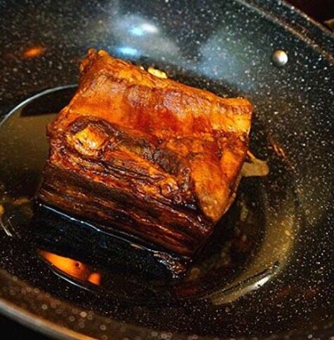 梅菜扣肉,锅里热油(油没过肉皮就行)
肉皮朝下煎至肉皮金黄(⚠️注意翻动肉,以免肉皮粘锅)