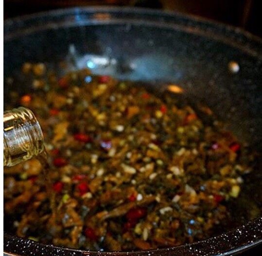 梅菜扣肉,加入盐菜翻炒均匀,再倒入<a style='color:red;display:inline-block;' href='/shicai/ 718'>料酒</a>