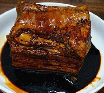 梅菜扣肉,将肉皮朝下放在老抽盘子里,浸泡10分钟左右