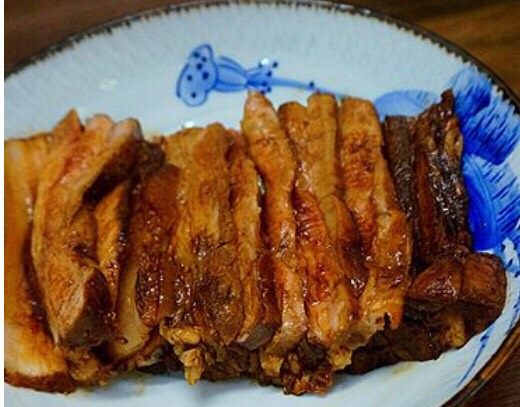 梅菜扣肉,抹好的肉,肉皮朝下均匀放在蒸盘盘底