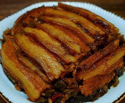 梅菜扣肉,出锅以后,用一个稍微大点的盘子,扣在蒸盘上面,双手扣紧两个盘子,倒翻过来(也就是将两个盘子的位置换一下)
♨️注意防烫