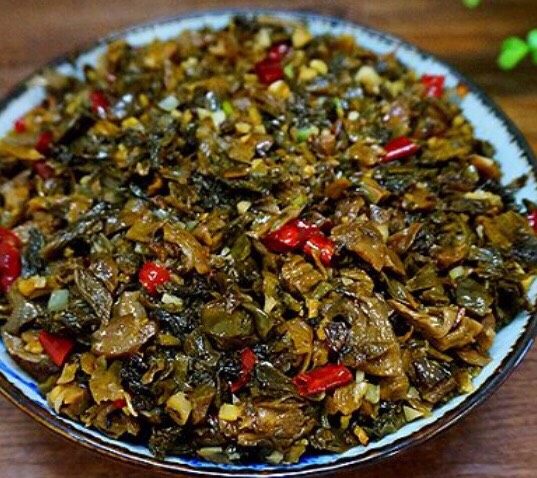 梅菜扣肉,将炒好的盐菜均匀的铺在肉上面(♨️整个盘子最好都要铺满)