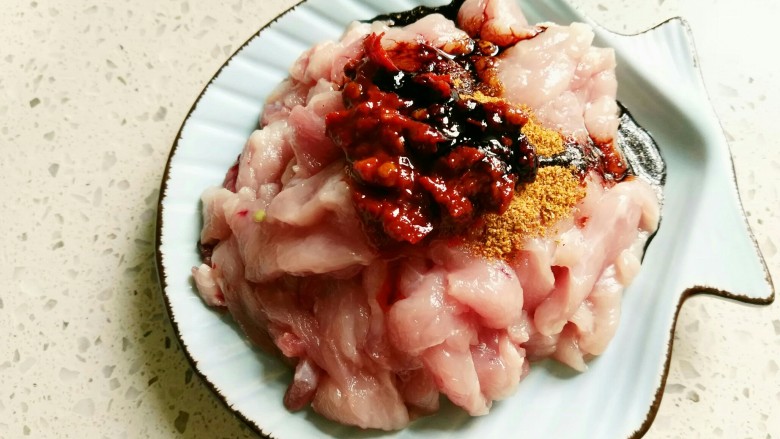 豆角焖面。,这次我用的是<a style='color:red;display:inline-block;' href='/shicai/ 4430'>里脊肉</a>，其实焖面的话用五花肉会更香。在炒肉之前，一定要腌制一下。盐、胡椒粉、老抽、水淀粉，<a style='color:red;display:inline-block;' href='/shicai/ 705'>豆瓣酱</a>。所有的材料一定要拌匀，腌制三分钟。