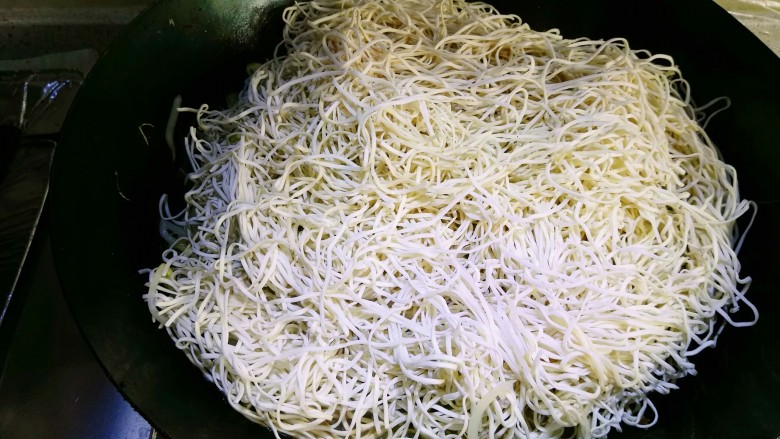 豆角焖面。,面条铺在菜上面,记住千万不要动底下的菜啦!然后盖着盖子,全程中小火进行焖制。整个过程大约不到五分钟。