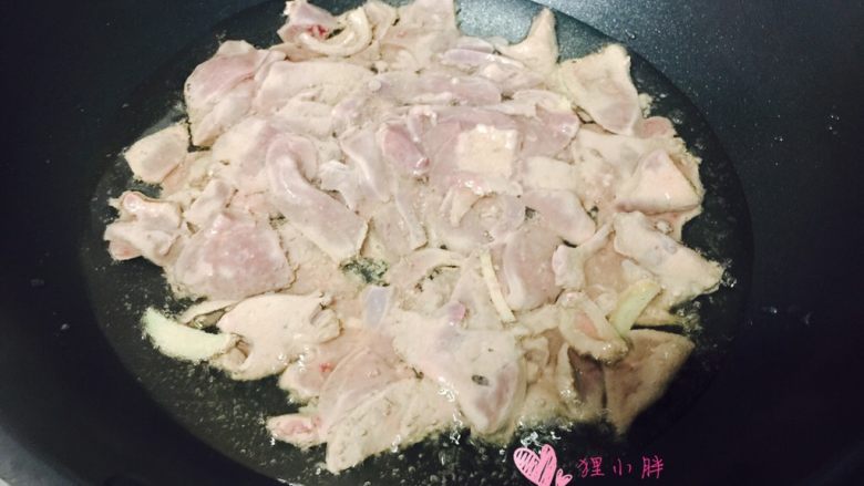 面酱爆猪肝,锅内入油,多放点,油热后下入猪肝过油