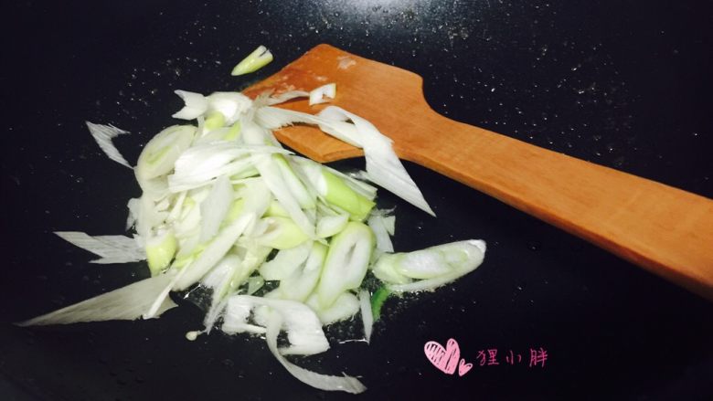 面酱爆猪肝,锅内留适量的底油,下葱入锅炒香