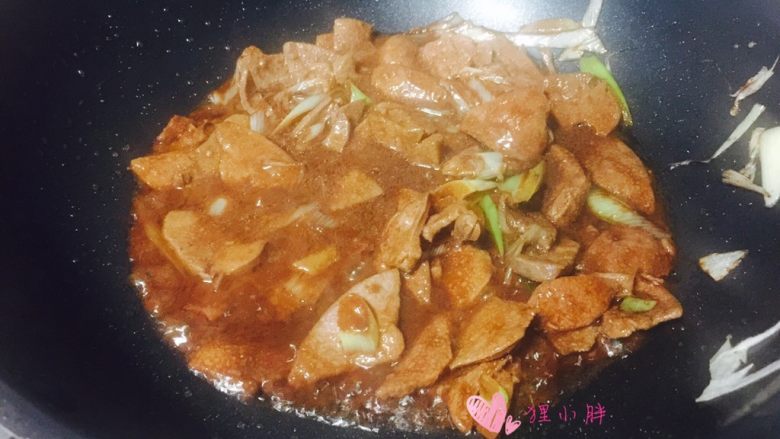 面酱爆猪肝,下入过好油的猪肝,调入水淀粉和<a style='color:red;display:inline-block;' href='/shicai/ 10588'>糖</a>,稍微勾个薄芡收汁出锅。。。。