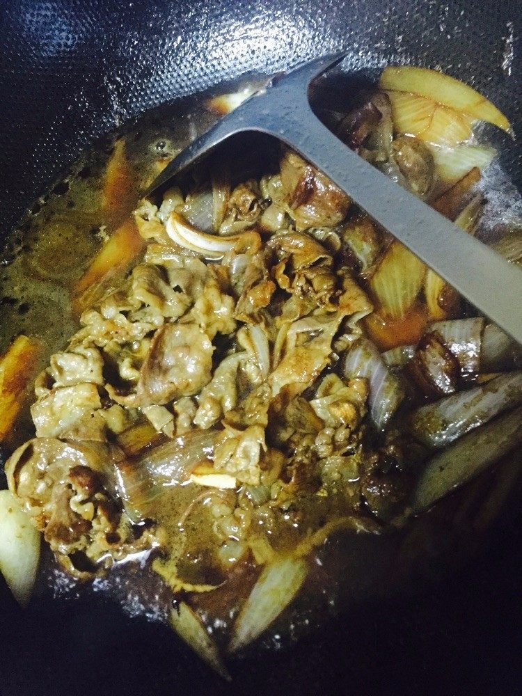 #食二星座#肥牛盖浇饭,然后放入两碗水,大火转小火闷一下。时间不要太久,肥牛卷比较嫩的。