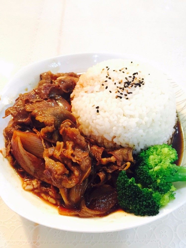#食二星座#肥牛盖浇饭,要多留点汁,肥牛饭就是汁水好吃。 一口饭,一口汁水,要多解馋就有多好吃!