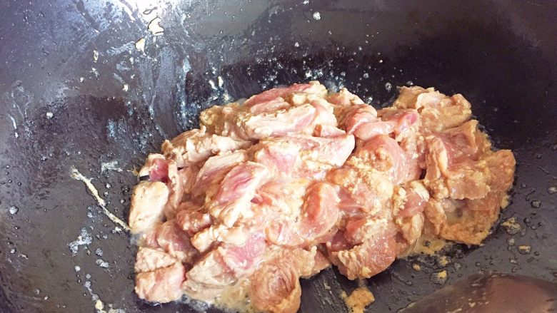 #食二星座#酱洋葱炒牛肉,热锅,加少许油,加入牛肉略炒,盛起备用