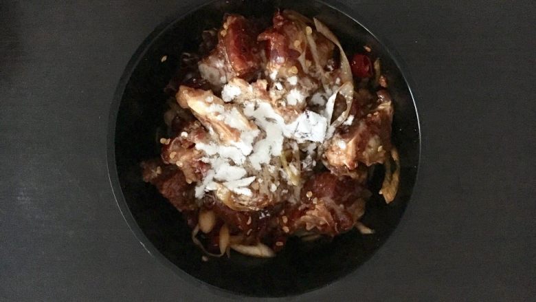 香酥排骨,如图,在搅拌均匀后加入3勺淀粉,搅拌均匀后腌制20分钟左右
