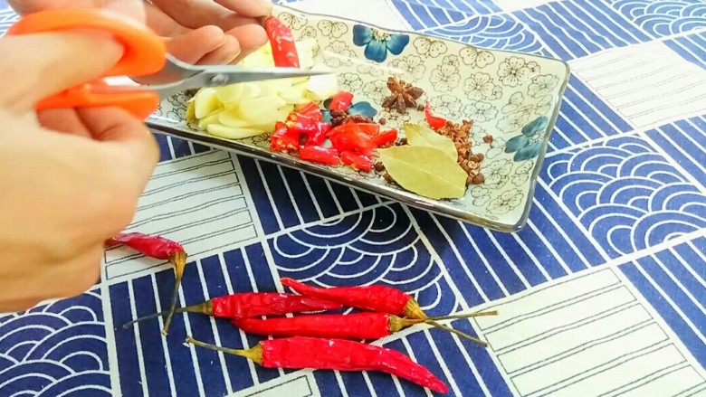 夏日开胃酱黄瓜,姜蒜切片,<a style='color:red;display:inline-block;' href='/shicai/ 86474'>干辣椒</a>剪成小段。