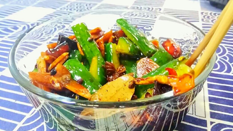 夏日开胃酱黄瓜,放入晾凉的酱汁,搅拌均匀。