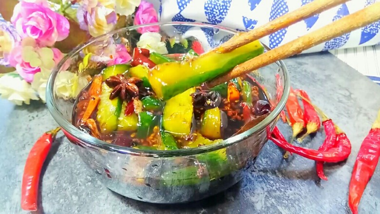 夏日开胃酱黄瓜,放进冰箱,让黄瓜入味几个小时,味道更好。