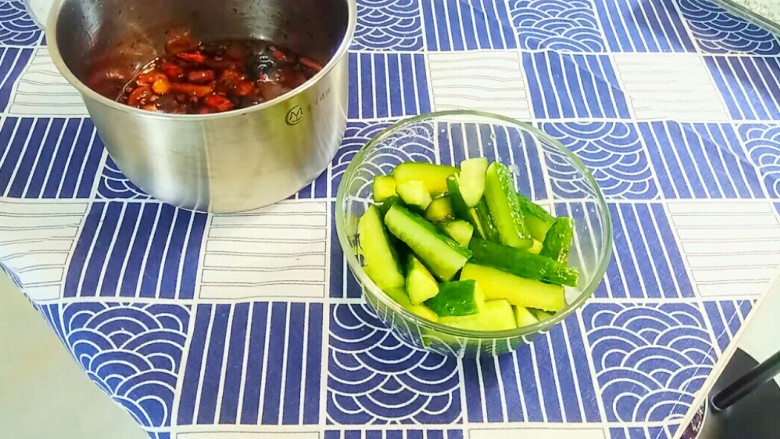 夏日开胃酱黄瓜,冰糖融化后,关火,放在一旁晾凉。