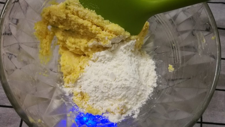 酸甜芒果曲奇,先用切拌的手法,再用翻拌的手法
手法要正确!
切忌搅拌过度使面糊起筋!