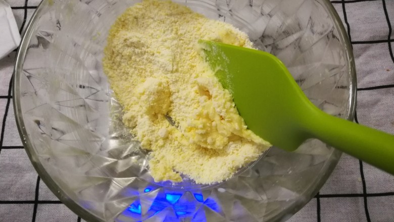酸甜芒果曲奇,我们在打发好的黄油里,分次或者不分次加入干粉(干粉:低粉芒果干<a style='color:red;display:inline-block;' href='/shicai/ 113461'>杏仁粉</a>)
