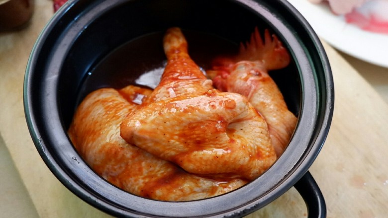 减肥也得好好做饭 一鸡两吃,然后就可以另外半只按摩按摩按摩了!然后把它扔冰箱里腌四个小时以上!如果腌不够也没关系,我有办法补救,下面接着说。