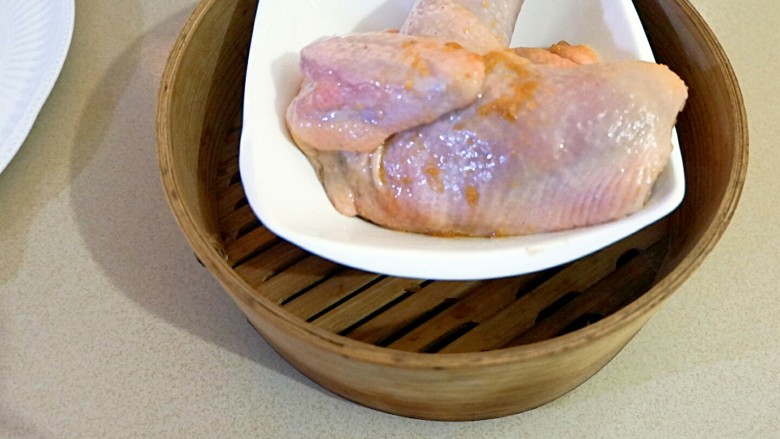减肥也得好好做饭 一鸡两吃,姜蓉腌的那半边腌好以后就可以烧水了。水烧开扔锅里蒸15到20分钟就行了。别蒸时间太长。筷子轻松戳透就行了。可以提前几分钟试试不行再蒸!反正蒸老了是不好吃的!刚刚好鸡肉才会嫩,才会滑!!