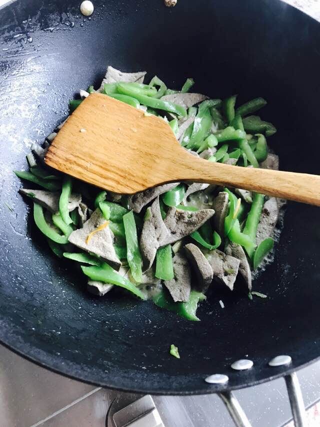 青椒炒猪肝,放锅中爆炒