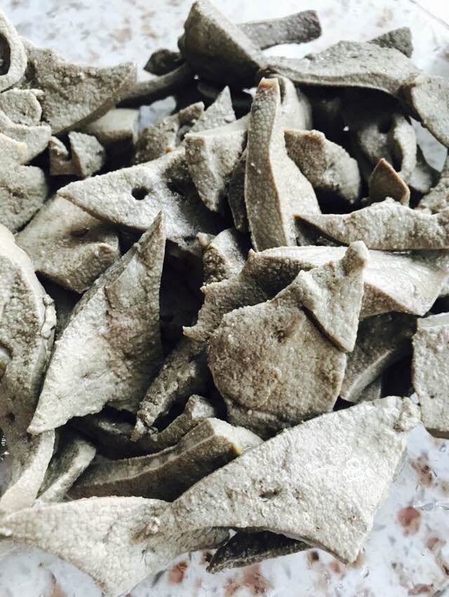 青椒炒猪肝,焯水完成后放滤网中自然晾干