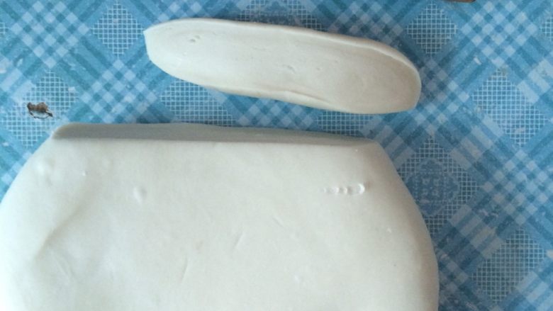 油泼辣条子,然后擀开,搓成条