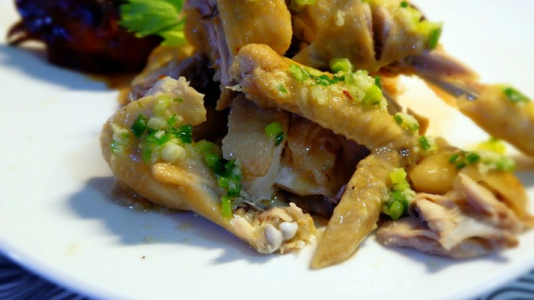 减肥也得好好做饭 一鸡两吃,不减肥的葱姜油直接淋上吃我也木有意见。更香!