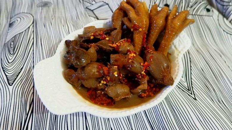 减肥也得好好做饭 一鸡两吃,鸡胗跟鸡脚卤了，做法等我慢慢整理再发上来。因为今晚没吃完。所以明天可能给她爸葱油一下，或者凉拌一下。还没决定好。