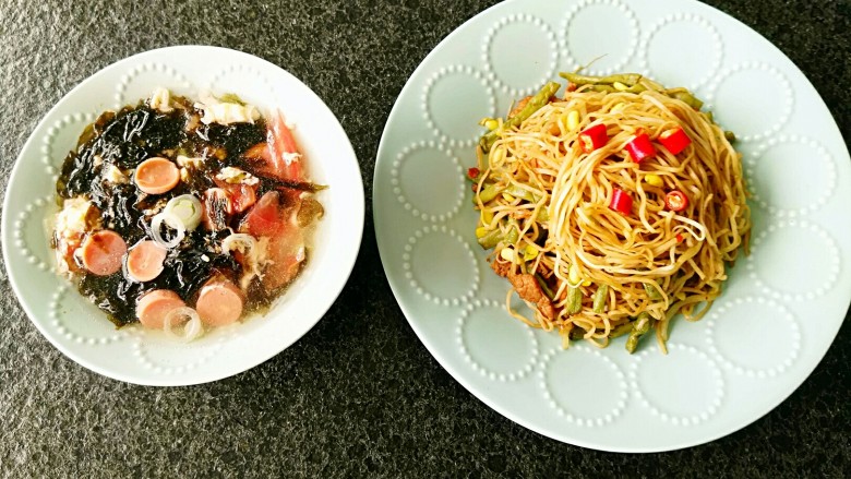 豆角焖面。,焖面的标配是鸡蛋汤。就如豆浆配油条,胡辣汤配水煎包。