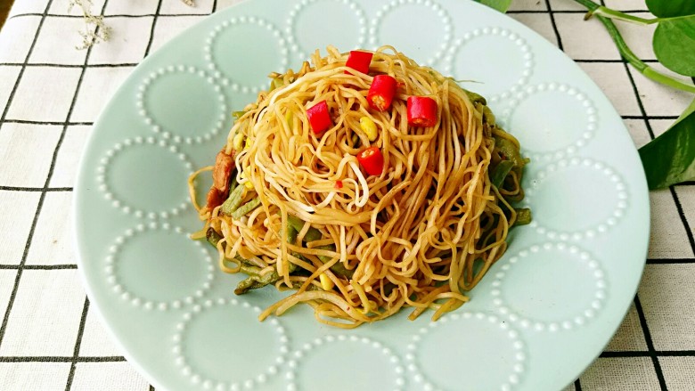 豆角焖面。,小米椒我的最爱,不光装盘点缀好看,还好吃。