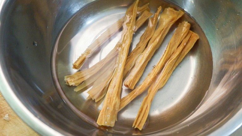 红油捞腐竹,首先处理食材,<a style='color:red;display:inline-block;' href='/shicai/ 468'>腐竹</a>泡水。着凉用开水。不着急用凉水