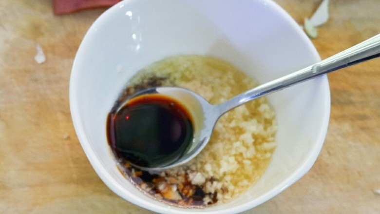 红油捞腐竹,放酱油,醋,让大勺漏个脸,给个大概大小参考
