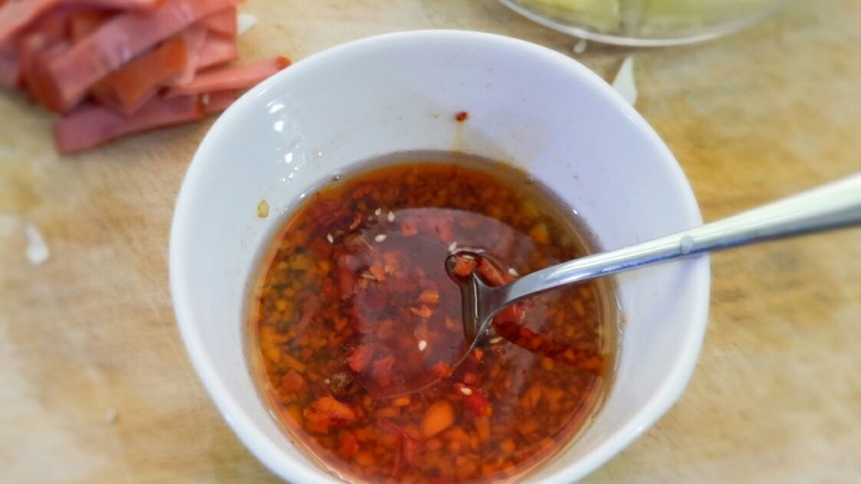 红油捞腐竹,两大勺红油。有香菜就切点放进去提味儿。我冰箱里没有,算了,懒得跑出去买,大热天的。然后就可以封保鲜膜扔冰箱爱干嘛干嘛了。