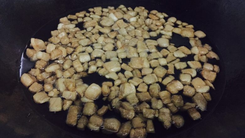 熬猪油,这是熬好的状态,熬了半个多小时左右,熬的期间要不停用铲子翻拌