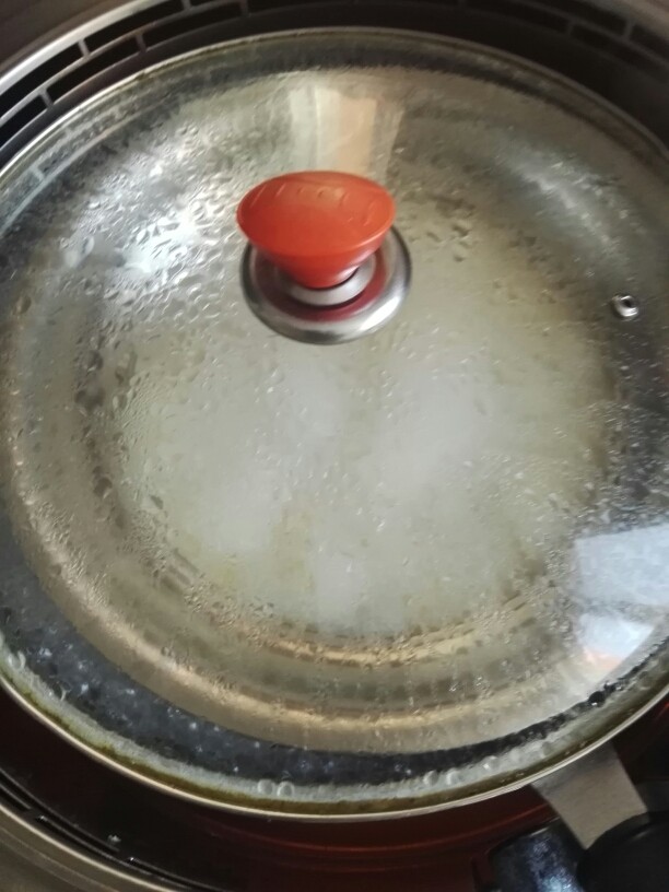 手工凉皮,把糊装入摸了油的不锈钢盘子里,上锅蒸,起大泡取出,放入一个装满凉水的盆里降温,取出凉皮抹点芝麻油,防止粘在一起。好了,两个盘子交替呦。