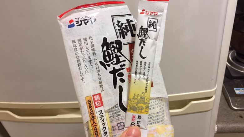 台式干捞面,这是小七用的鲣鱼粉,日本买的,进口超市应该也有,某宝应该也买得到。没有鲣鱼粉,也可以省略,或者把虾皮烘干,然后用搅拌机打成粉末,代替鲣鱼粉。
