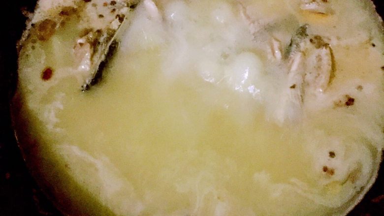 水煮鱼,调盐味,合适即可。下豆腐,煮五分钟。