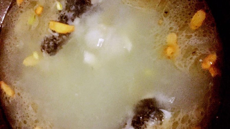 水煮鱼,煮开后将剩下的鱼骨头下下去,煮30分钟至鱼汤变白。