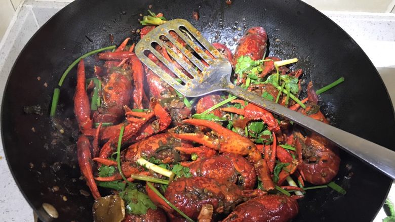 麻辣小龙虾 家常版,下龙虾翻炒3分钟,中间加一次水,没过龙虾为宜。盖上盖儿大火煮10分钟转小火再煮10分钟。中间翻炒两下,以便均匀入味儿。最后,不盖锅盖大火收汁儿,快收干的时候加入香菜(不喜欢吃可以不放),关火。