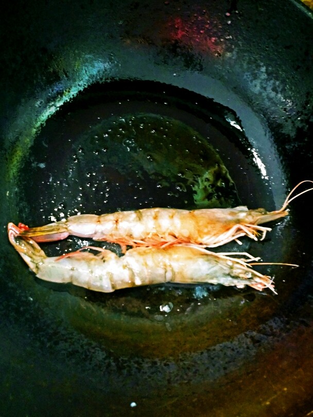 鲜虾鸡蛋手擀面,热锅凉油,现将虾入锅煎至出红色虾油