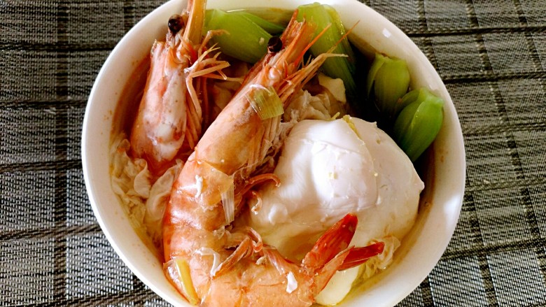 鲜虾鸡蛋手擀面,加入开水,水开后煮面条,煮熟后先后放入鸡蛋,<a style='color:red;display:inline-block;' href='/shicai/ 3517'>青菜</a>,盐,耗油