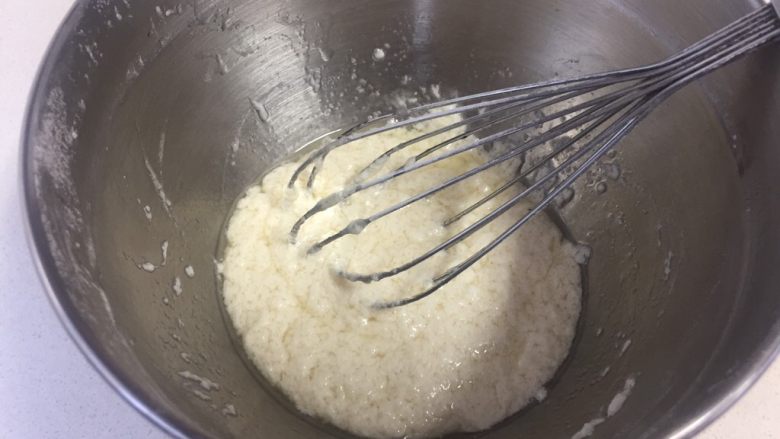 可可旋风瑞士卷(后蛋法),用面粉筛筛入低粉,手动打蛋器划“Z”字不规则搅拌,尽量不要划大圆圈搅拌,会导致面糊起筋。